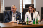 dwóch przedstawicieli władz samorządu siedzi przy stole