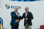 Burmistrz Rumi Michał Pasieczny oraz wicemarszałek województwa pomorskiego Marcin Skwierawski ściskają sobie dłonie w geście współpracy