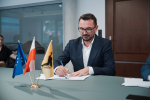wójt gminy Miłoradz Arkadiusz Skorek podpisuje umowę o dofinansowanie