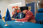 marszałkowie oraz przedstawiciel lokalnych władz ubrany w strój staropolskiego husara podpisują umowę o dofinansowanie przy stole prezydialnym