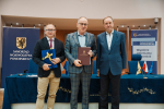 marszałkowie oraz przedstawiciel lokalnych władz pozują do zdjęcia z umową i flagą UE