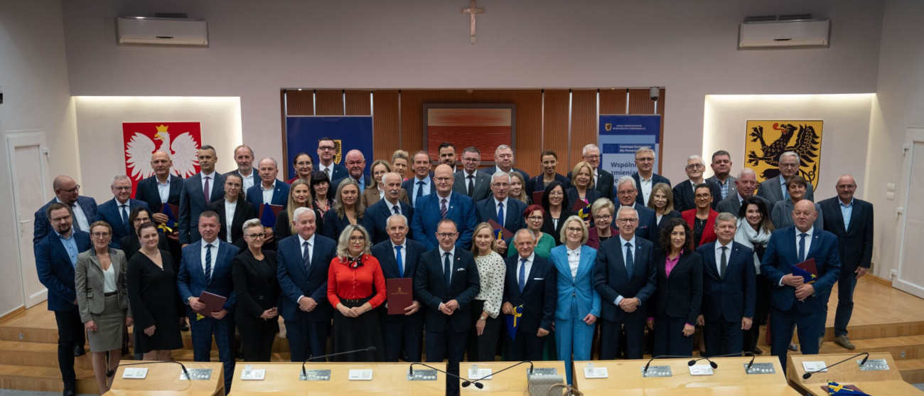 Zdjecie grupowe uczestników podpisania umów o dofinansowanie w Urzędzie Marszałkowskim Województwa Pomorskiego. 
