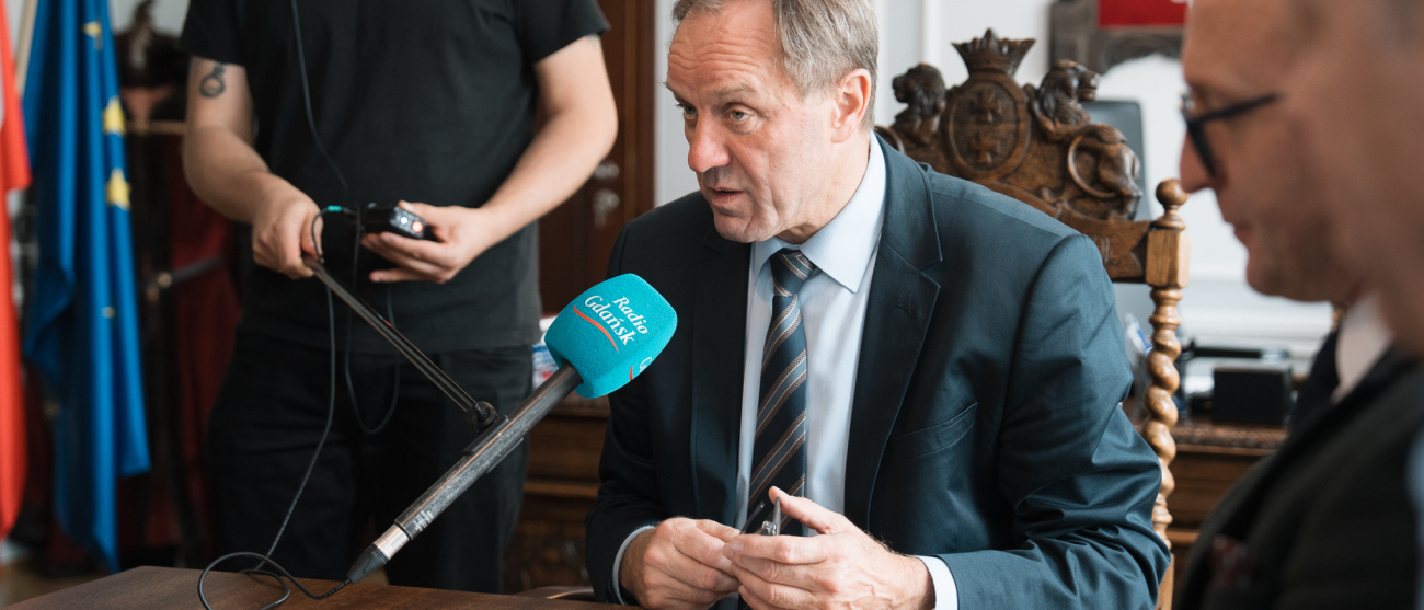 Marszałek Mieczysław Struk przemawia do zebranych w gabinecie i udziela wywiadu dla Radia Gdańsk. Zdjęcie wykonał Łukasz Tokarczyk.