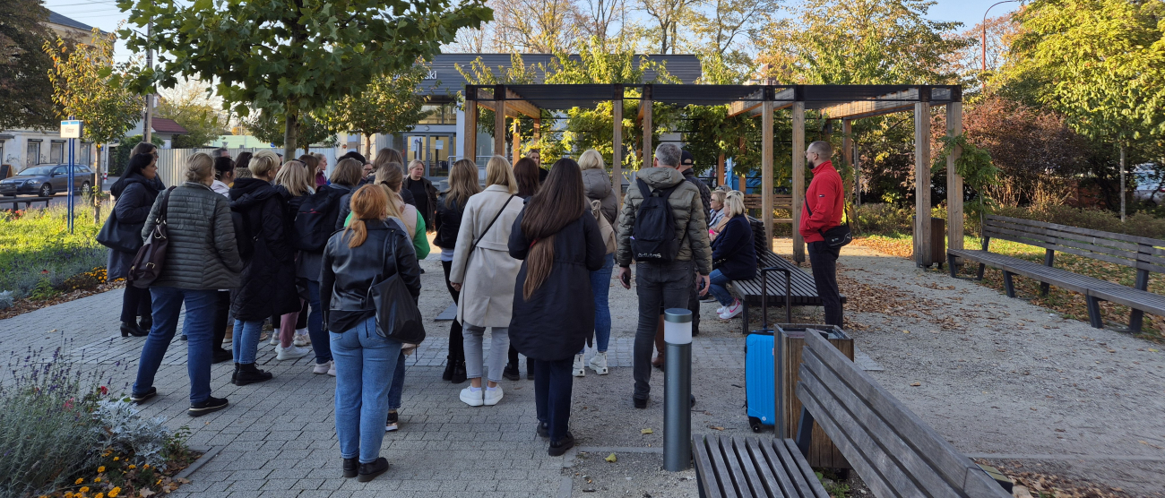 Grupa ludzi stojąca w parku