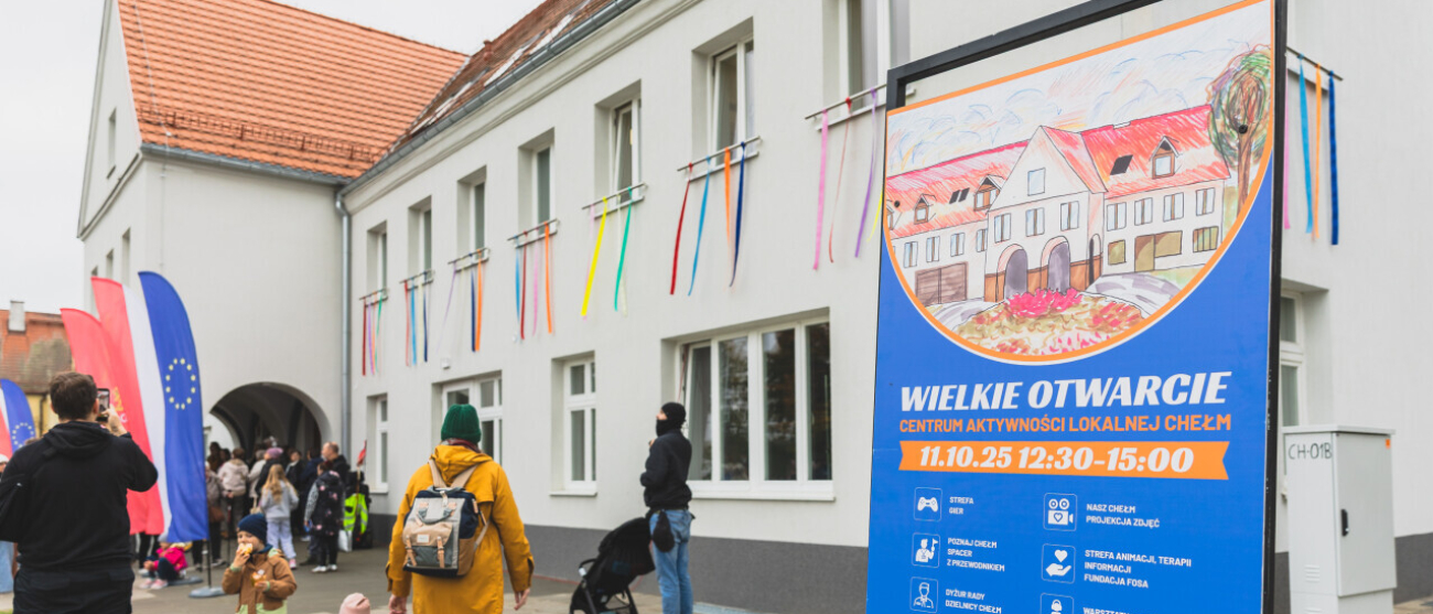 budynek Centrum, ludzie zmierzający na uroczyste otwarcie