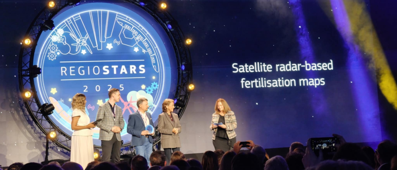 zdjęcie przedstawiające moment wręczenia nagrody 