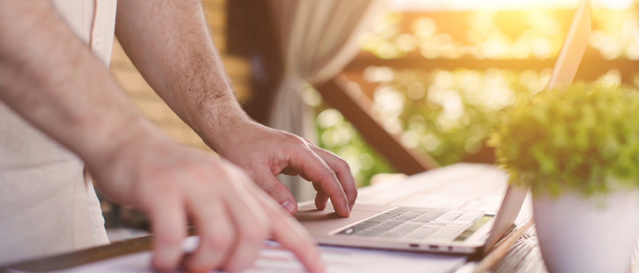 Dłonie na laptopie.