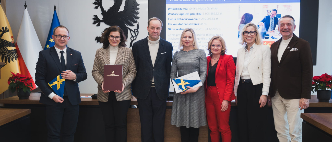 siedem osób prezentuje podpisaną umowę