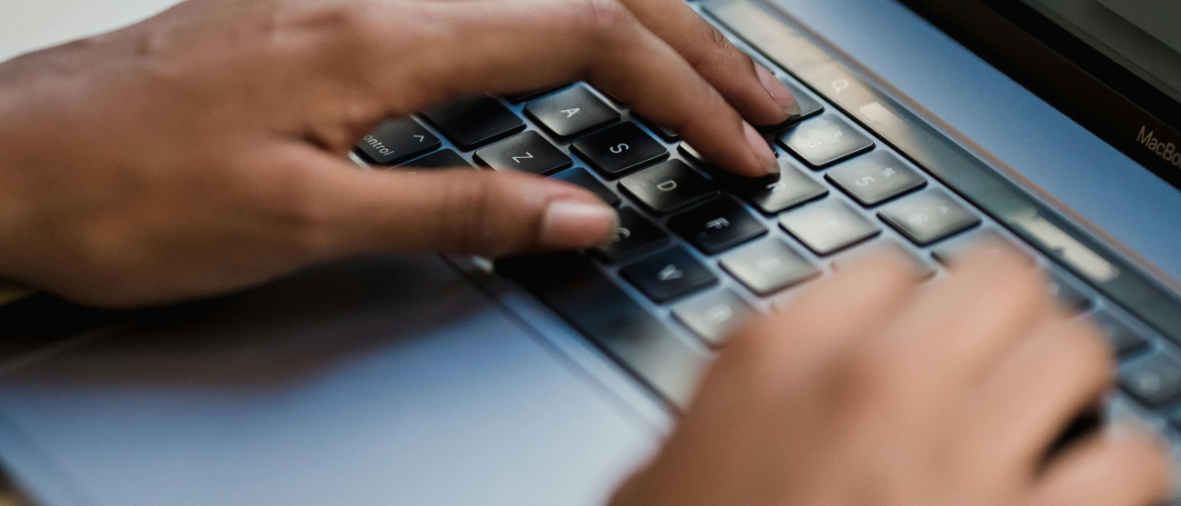 dłonie na laptopie