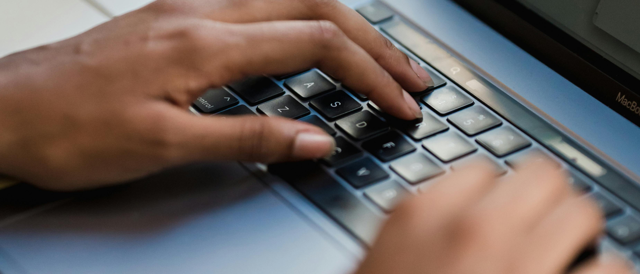 Dwie dłonie na laptopie