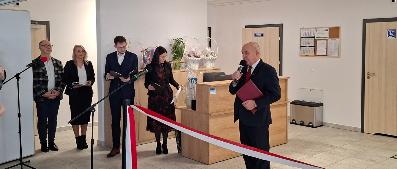 W budynku "Radosnej Przystani" podczas uroczystego otwarcia przemawia wójt gminy Sierakowice Mirosław Kuczkowski