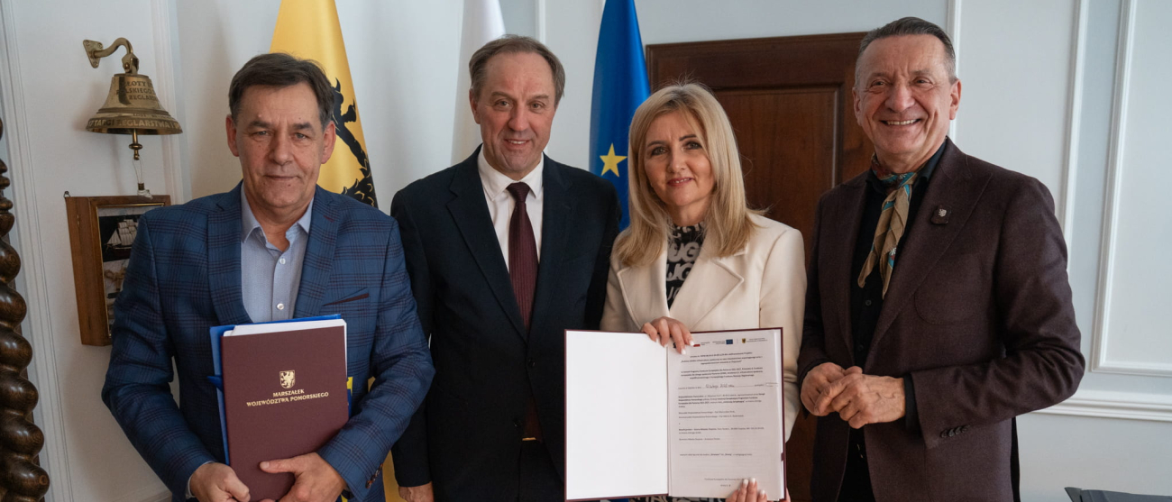 Marszałek Mieczysław Struk i Leszek Bonna z przedstawicielami Gminy Miejskiej Chojnice prezentują podpisaną umowę