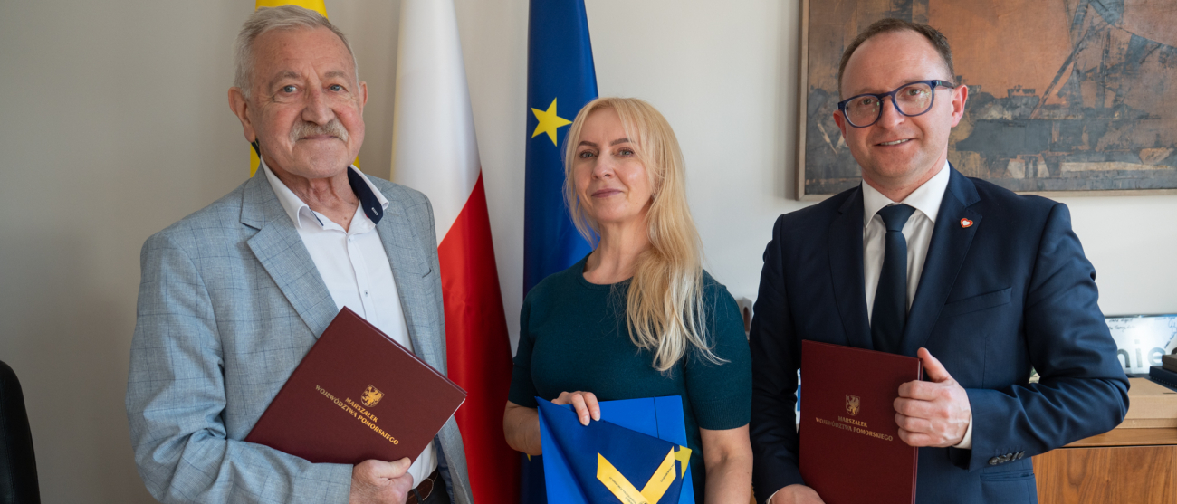 Do zdjęcia z podpisanymi umowami pozują od lewej: Piotra Wittbrodt – Wójt Gminy Łęczyce, SKARBNIK – Anna Ciężkowska-Mruk, oraz wicemarszałek Marcin Skwierawski