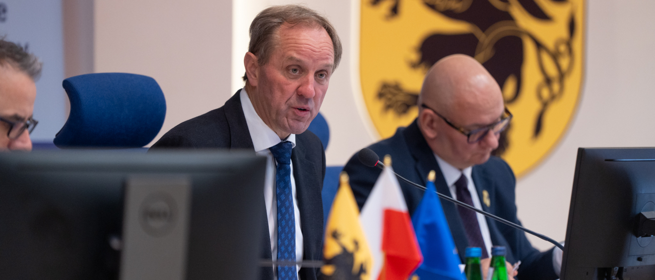 Przy stole prezydialnym siedzą, od lewej: Jan Szymański - dyrektor Departamentu Programów Regionalnych, Mieczysław Struk - marszałek województwa pomorskiego, Marcin Fuchs - dyrektor Departamentu Europejskiego Funduszu Społecznego