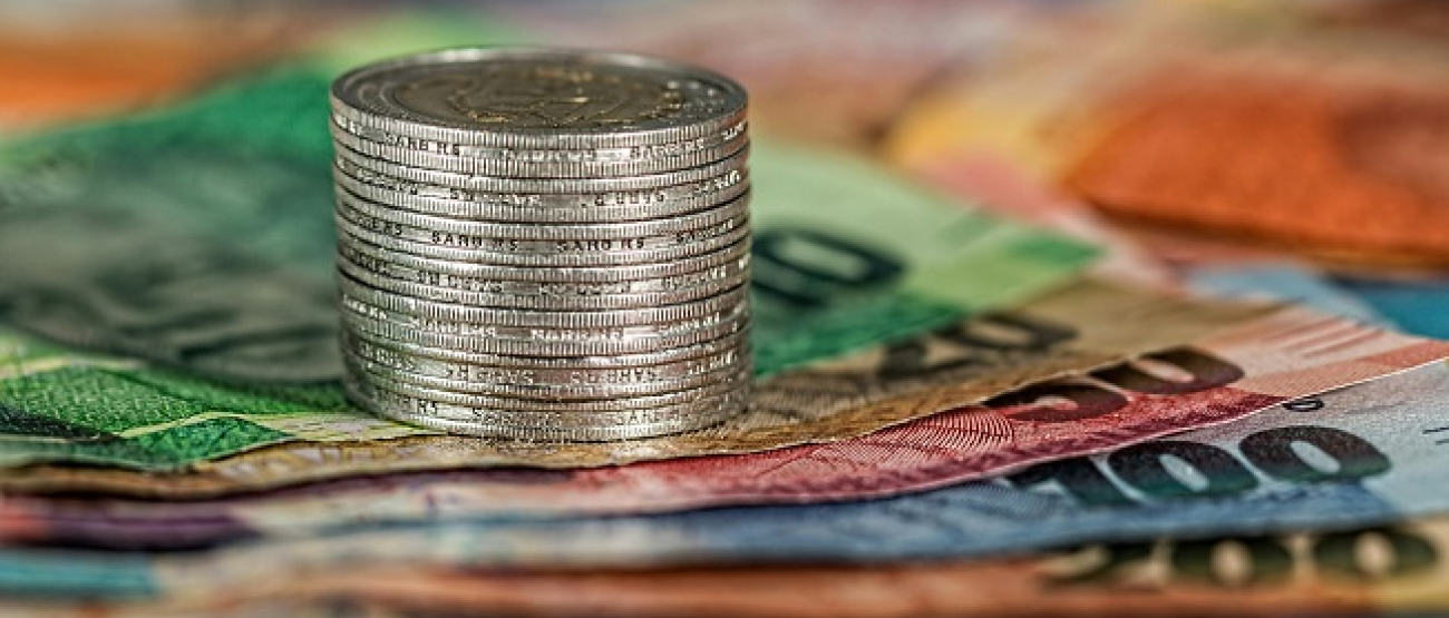 grafika promocyjna przedstawiająca banknoty i monety 